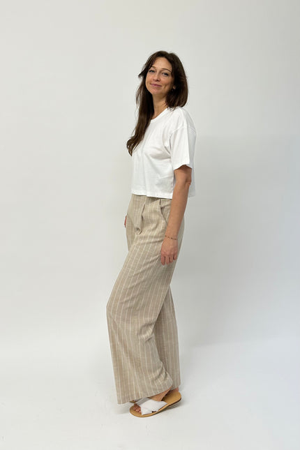 High waist pants with pockets and wide leg. 