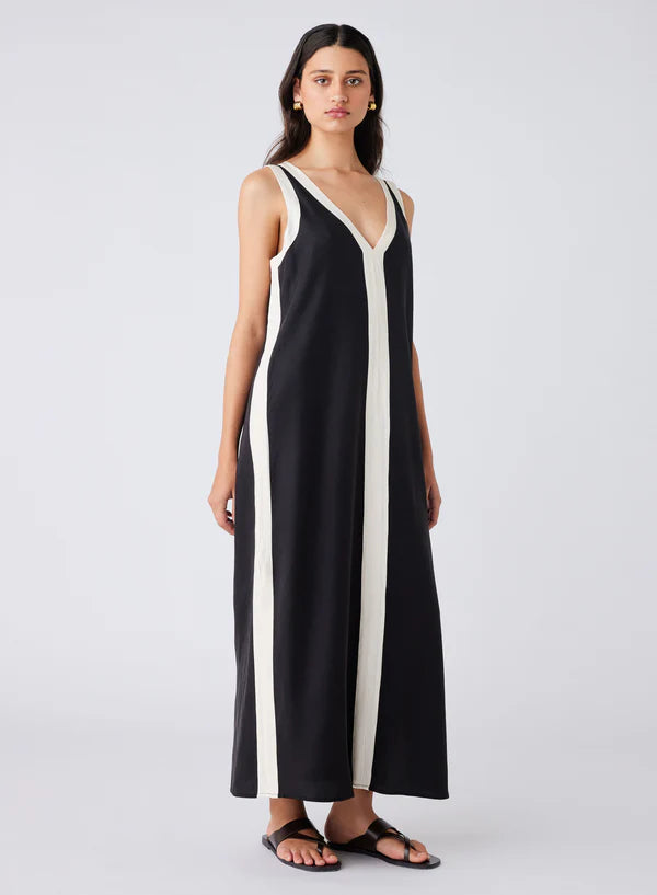 Monochrome dress in black and white in soft tencel.