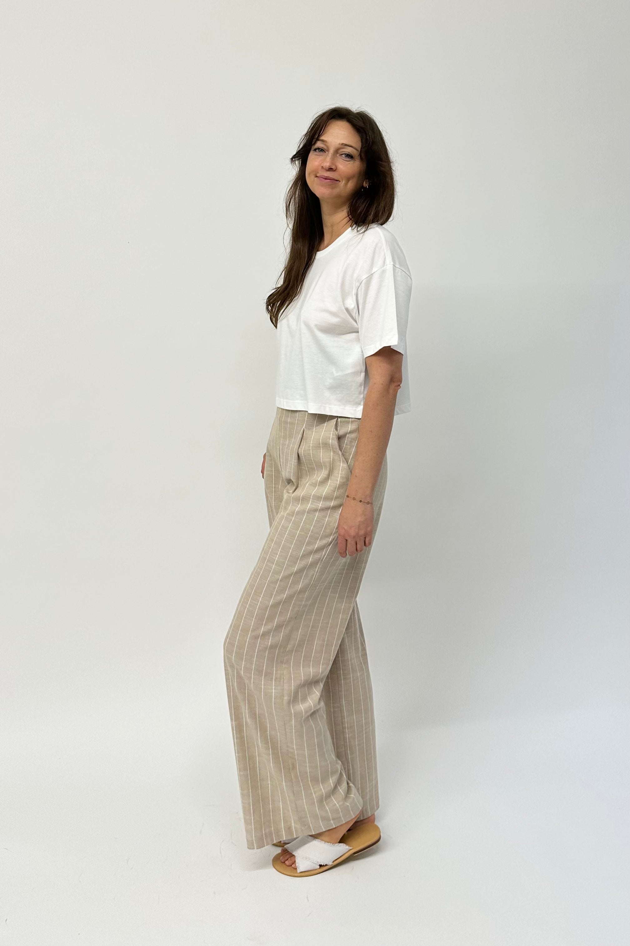 High waist pants with pockets and wide leg. 