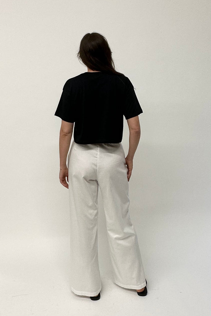 Tailored white pants with pockets