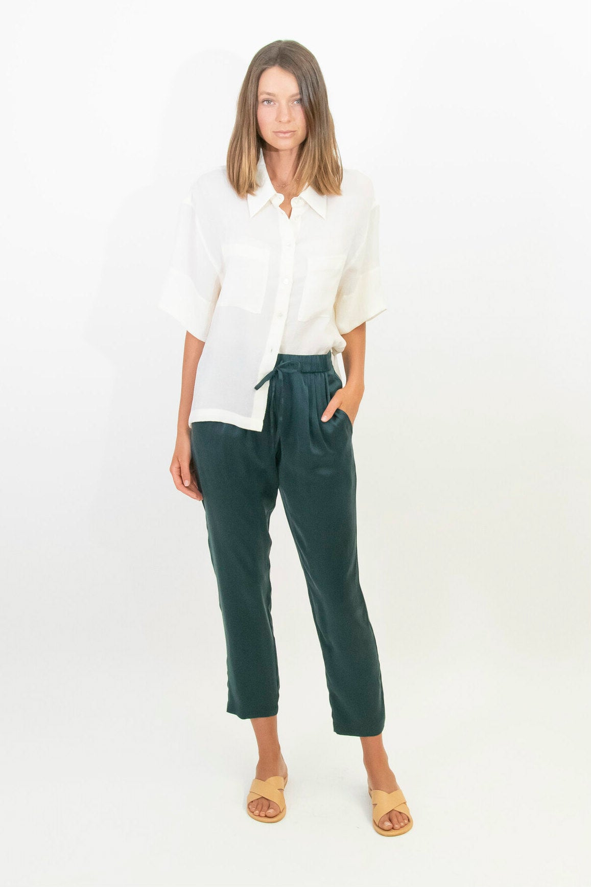 Silk pant with pockets and tie waist.