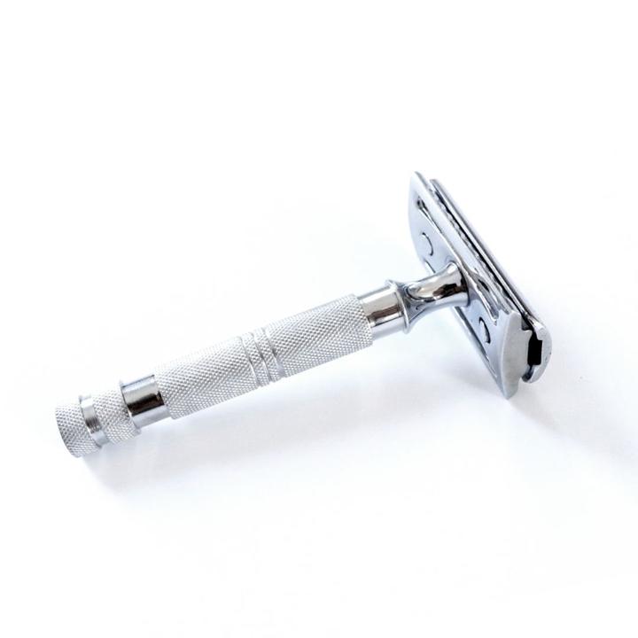 Enjoy your daily shave with this double-edged safety razor with 3 piece construction .